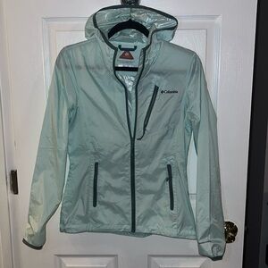 Women’s super lightweight Columbia wind breaker jacket.